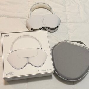 Apple AirPods Max in White with Case